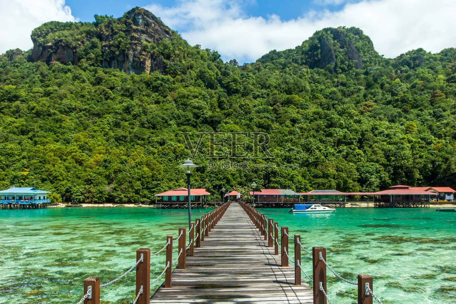 从马来西亚沙巴州Bohey Dulang岛的码头上看到的珊瑚礁和岛屿。照片摄影图片