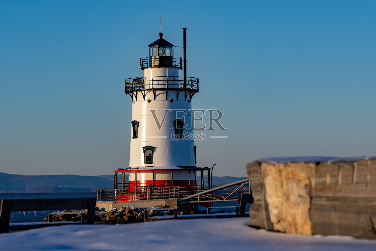 Tarrytown Light,又名Kingsland Point Light和Sleepy Hollow Light,纽约州Sleepy Hollow村,位于哈德逊河上的历史悠久的灯塔的冬季照片照片摄影图片