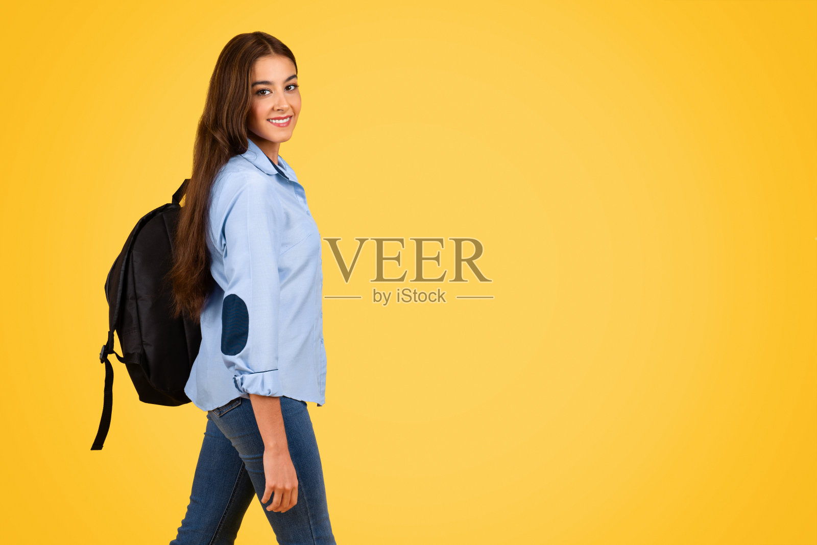 快乐的十几岁的欧洲女学生背着背包学习,看着相机照片摄影图片