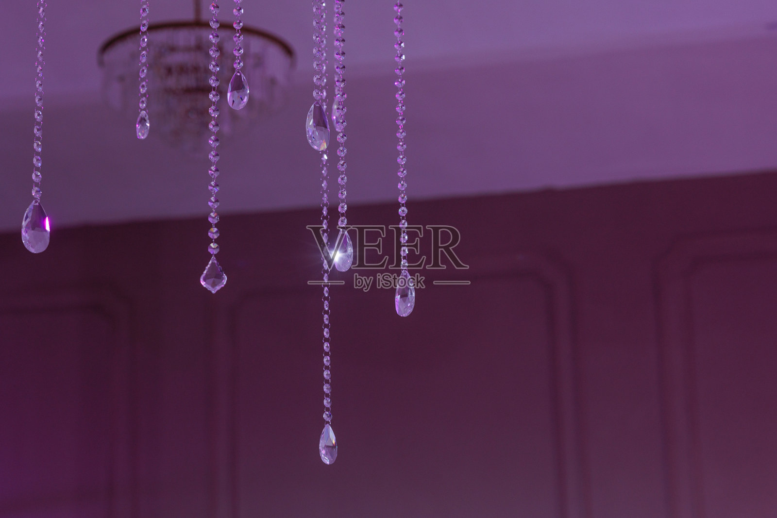 水晶珠,紫光,吊顶。照片摄影图片