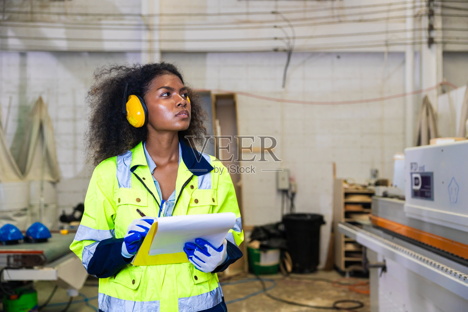 女经理安全主任在工厂检查工作安全照片摄影图片