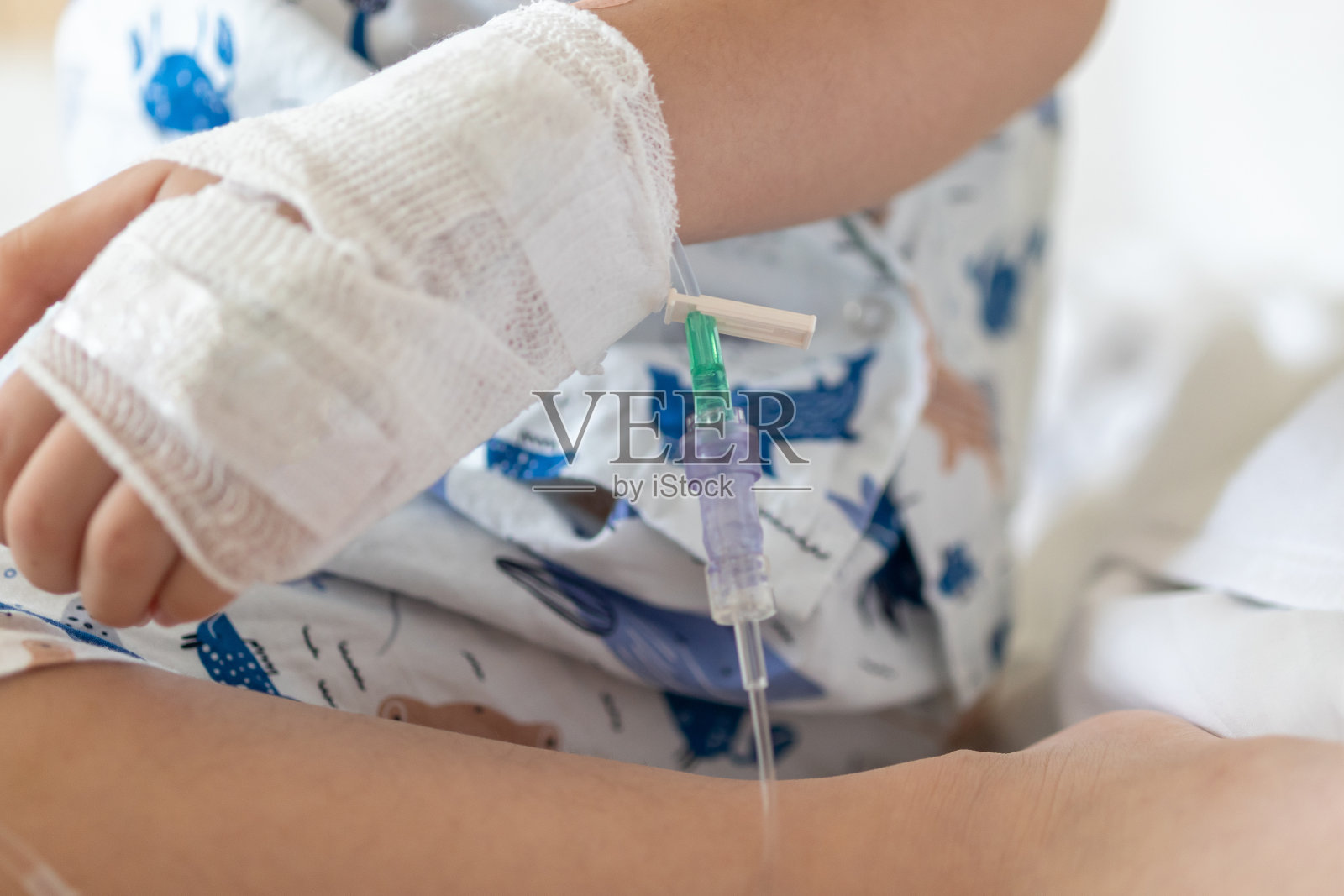 在医院用生理盐水封闭孩子的手照片摄影图片