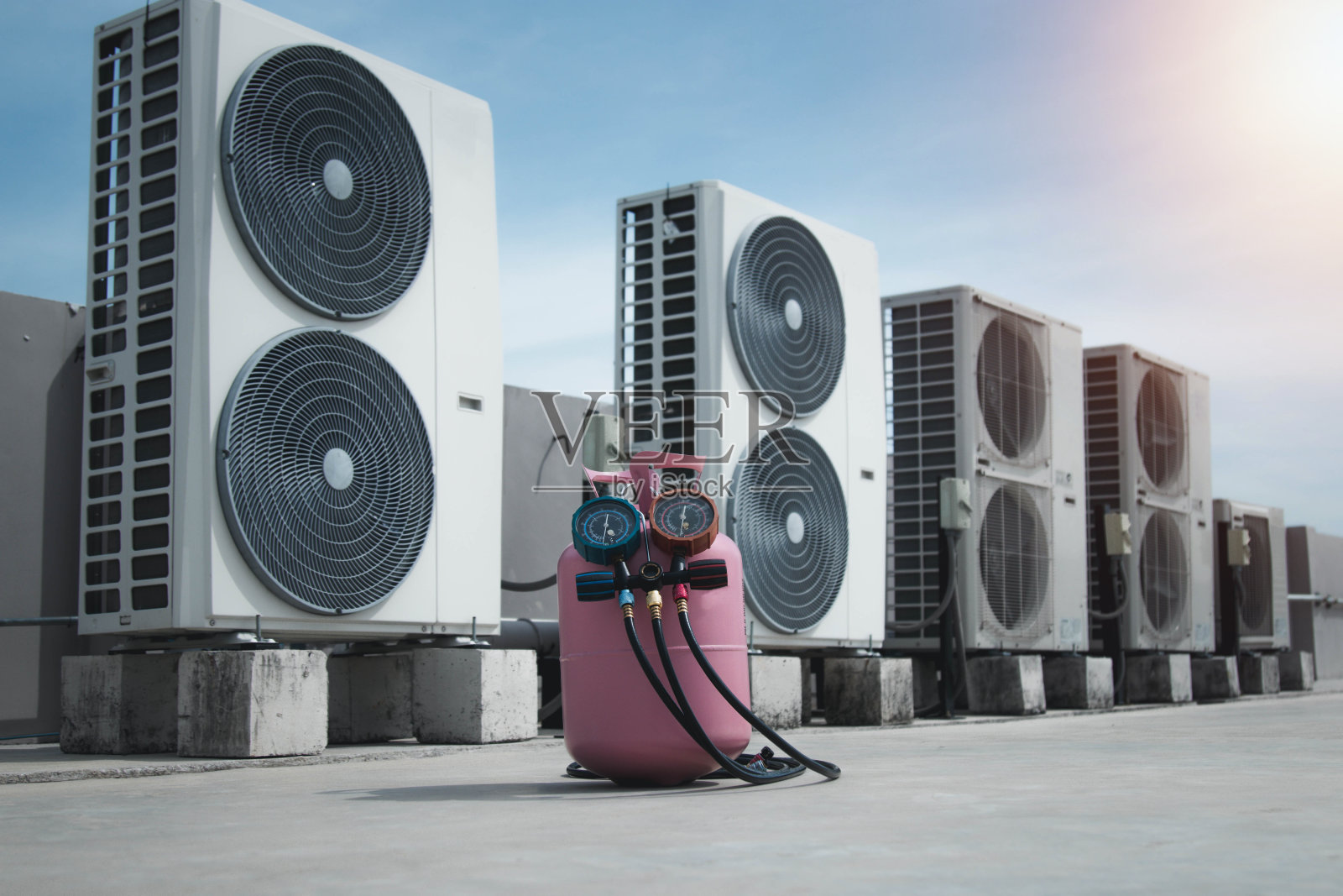 空调检查业务检漏仪检查制冷剂并添加制冷剂。照片摄影图片