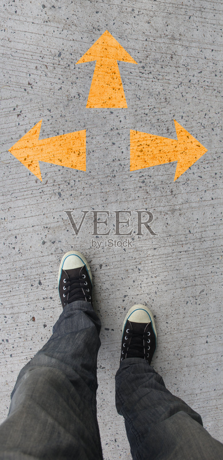 带箭头的鞋子照片摄影图片