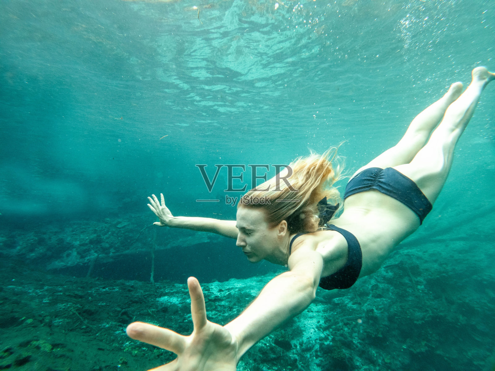 女子在热带天然井潜水,水下拍摄照片摄影图片