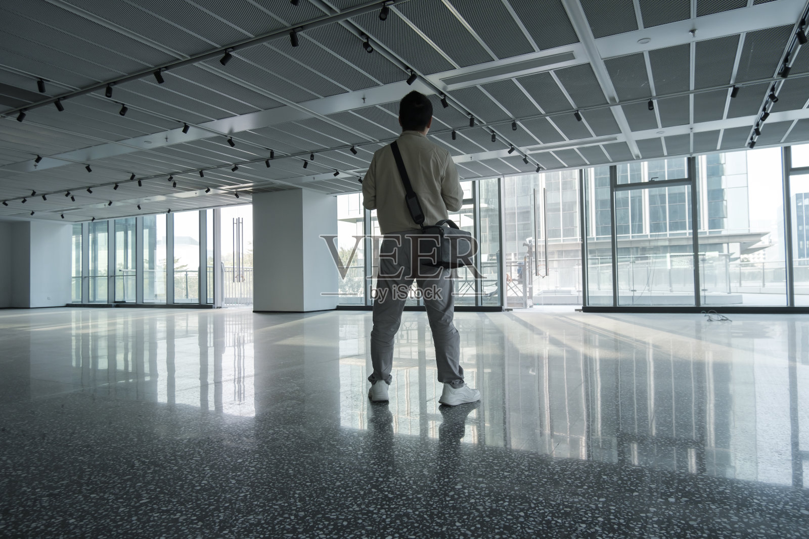 老板正在观察办公室的内部空间照片摄影图片