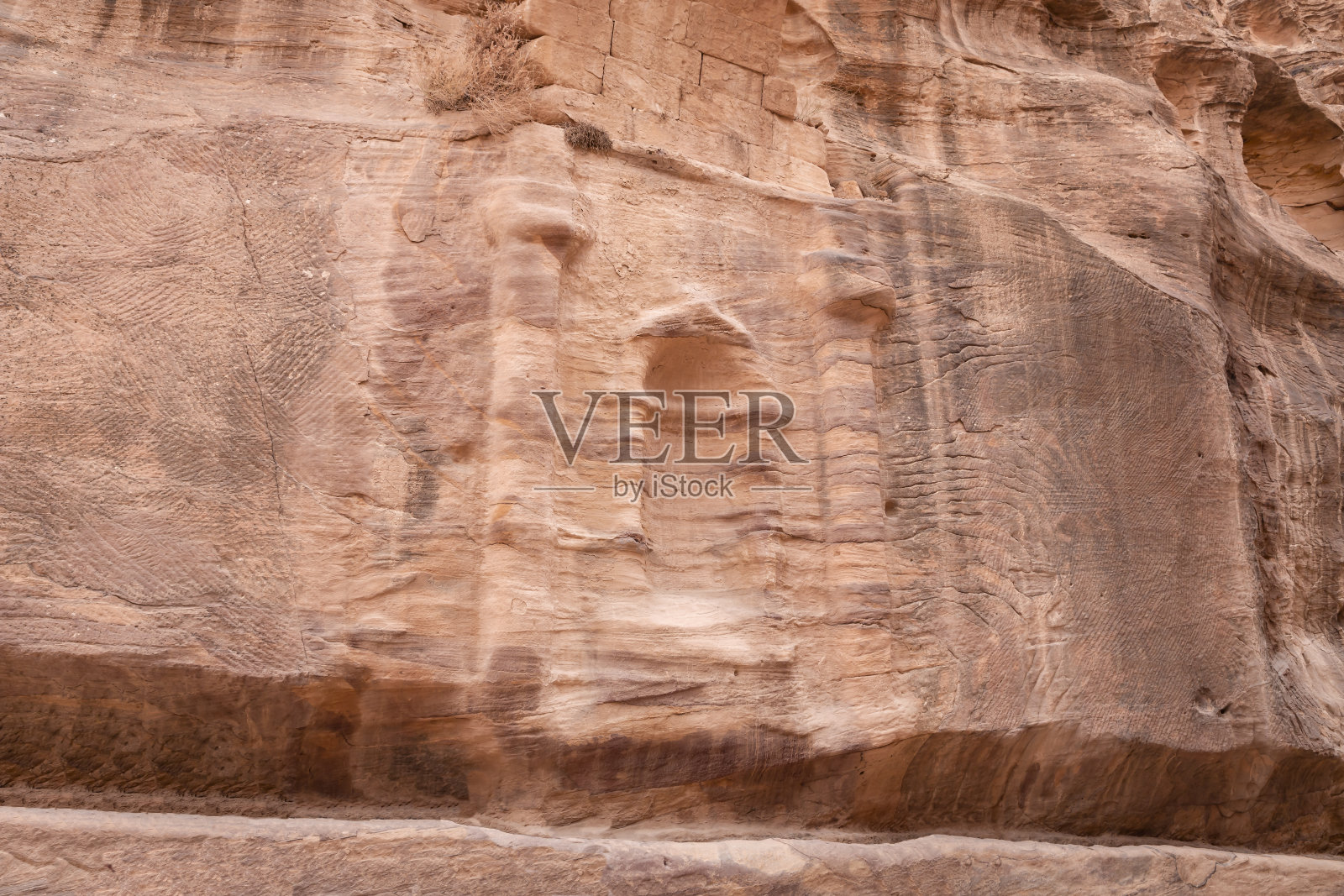 约旦佩特拉古城Al Siq峡谷中的纳巴泰祭坛照片摄影图片