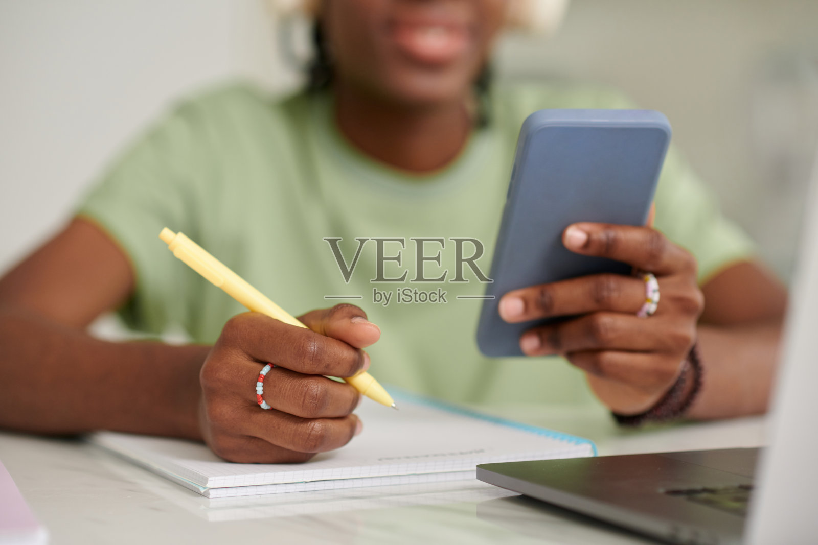 给朋友发短信的少女照片摄影图片