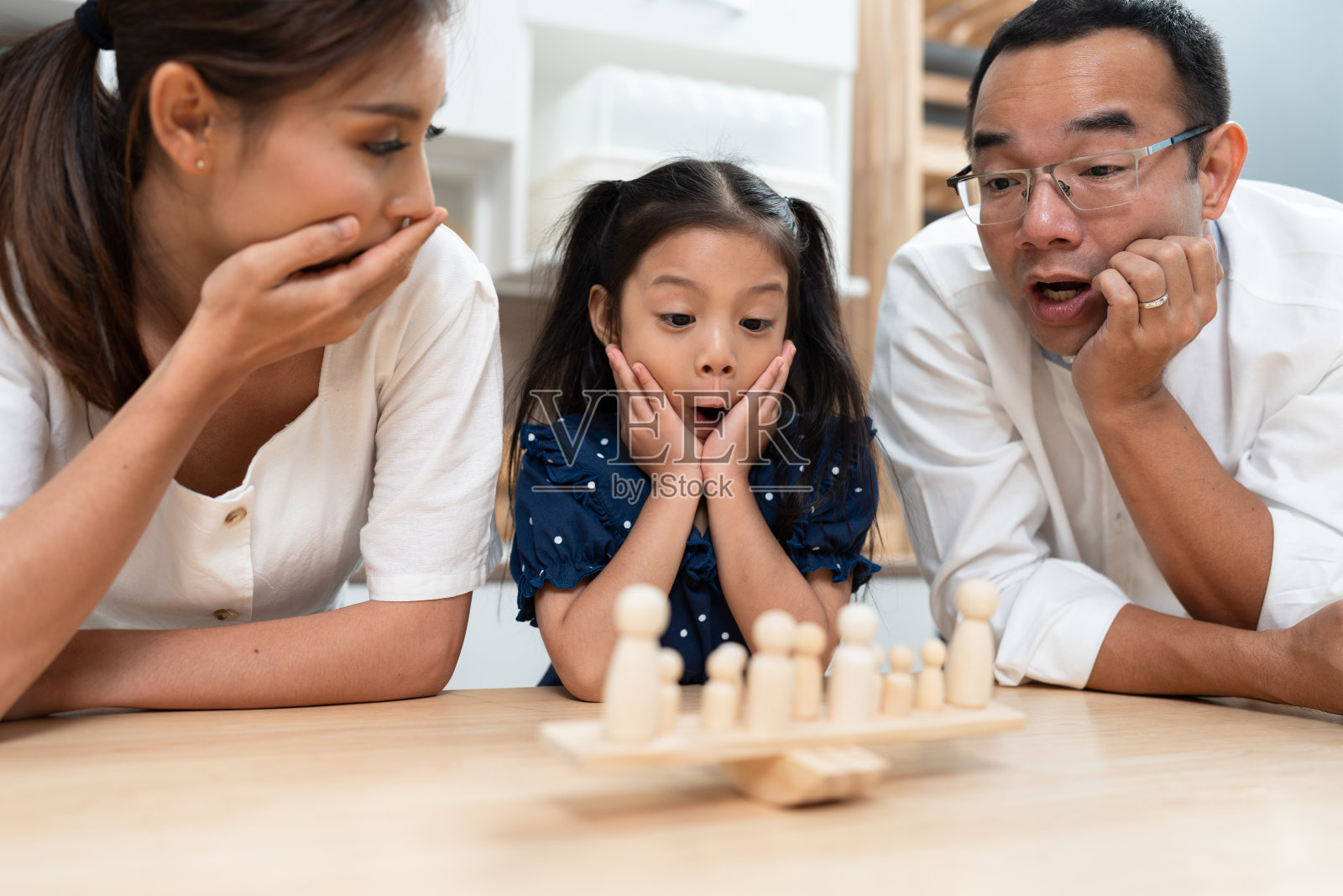 快乐的亚洲女孩玩玩具与未来计划的概念和家庭在家里照片摄影图片
