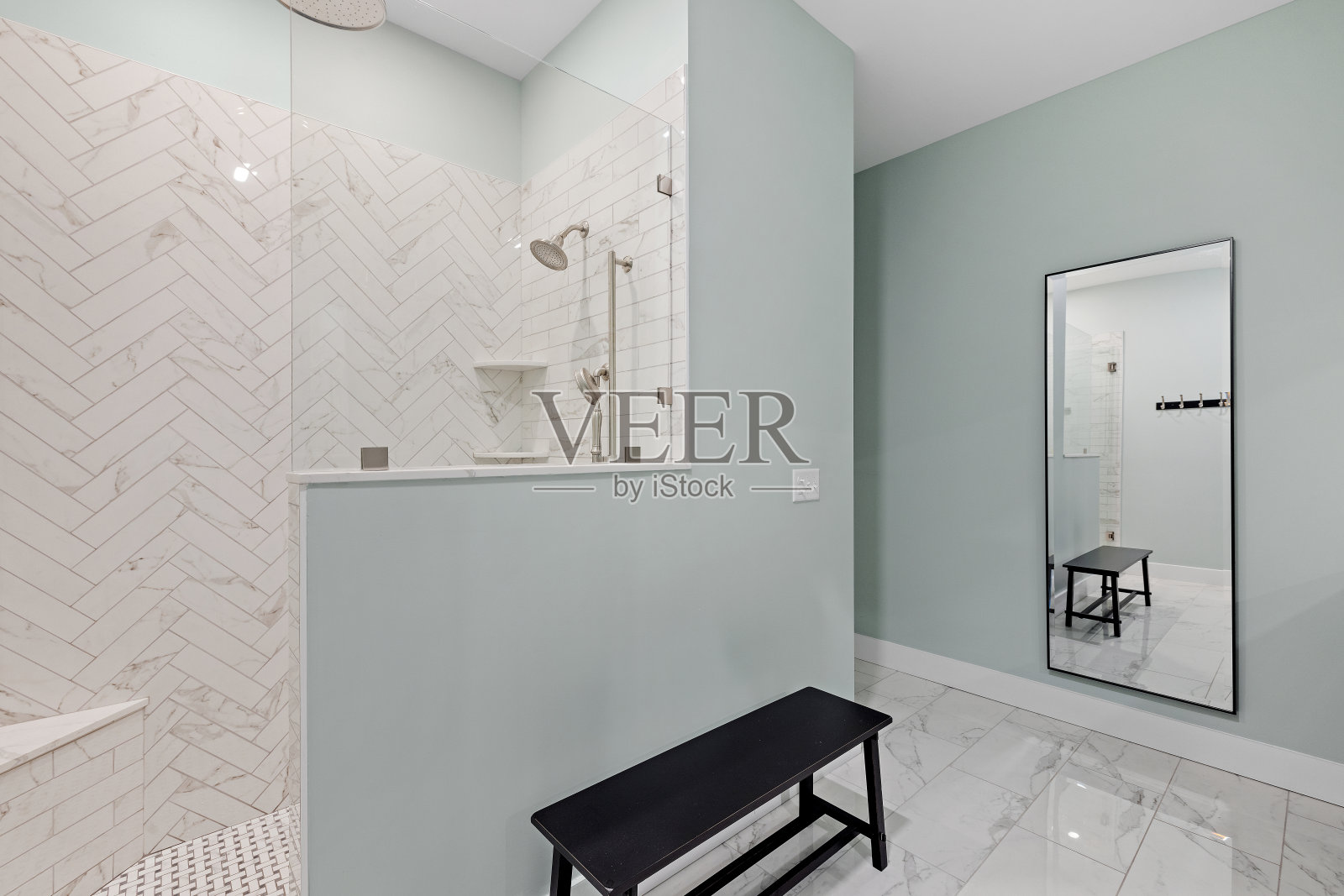 一间现代化的浴室有白色和浅蓝色的墙壁和瓷砖地板照片摄影图片