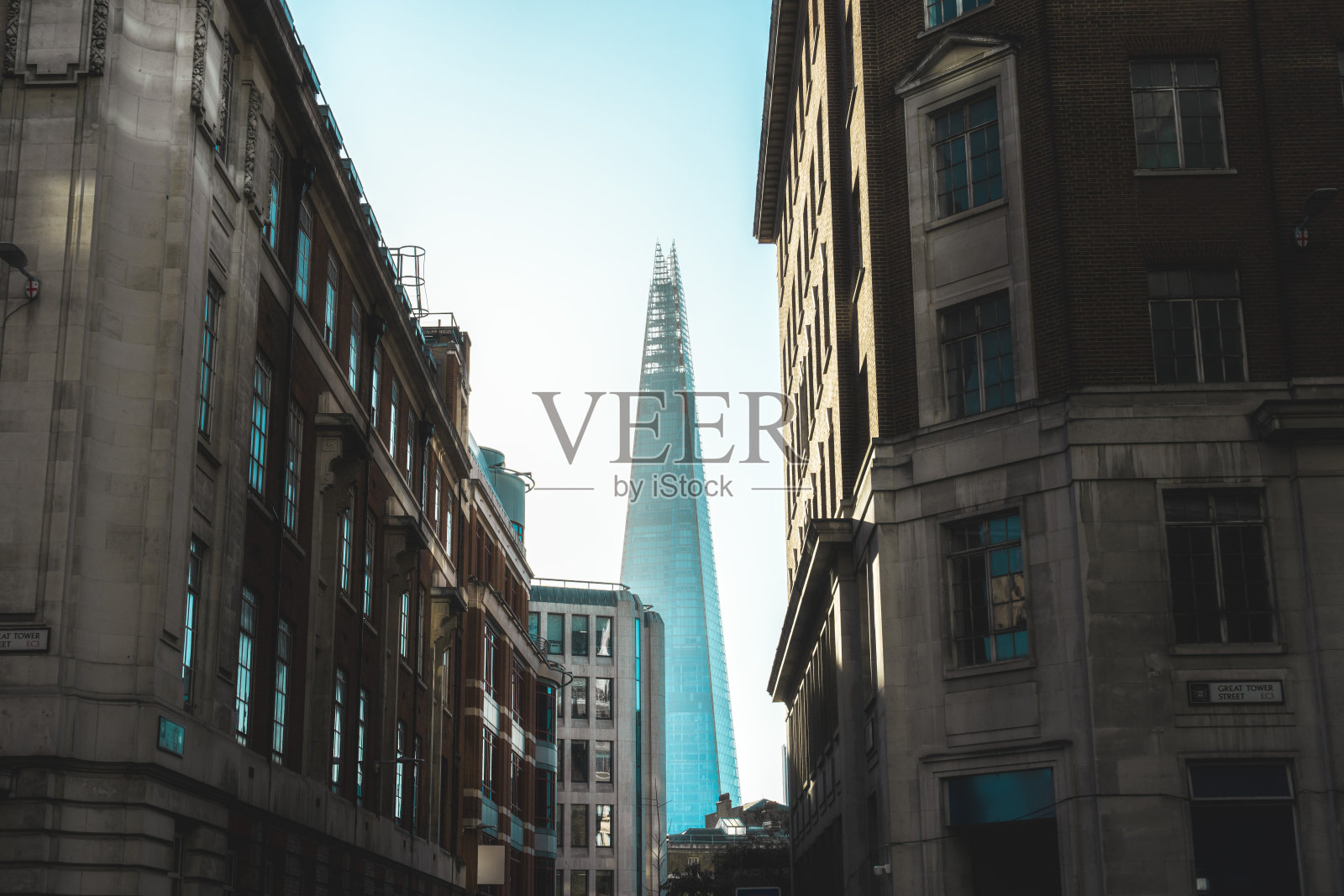 直接仰望伦敦市中心金融区的天际线照片摄影图片