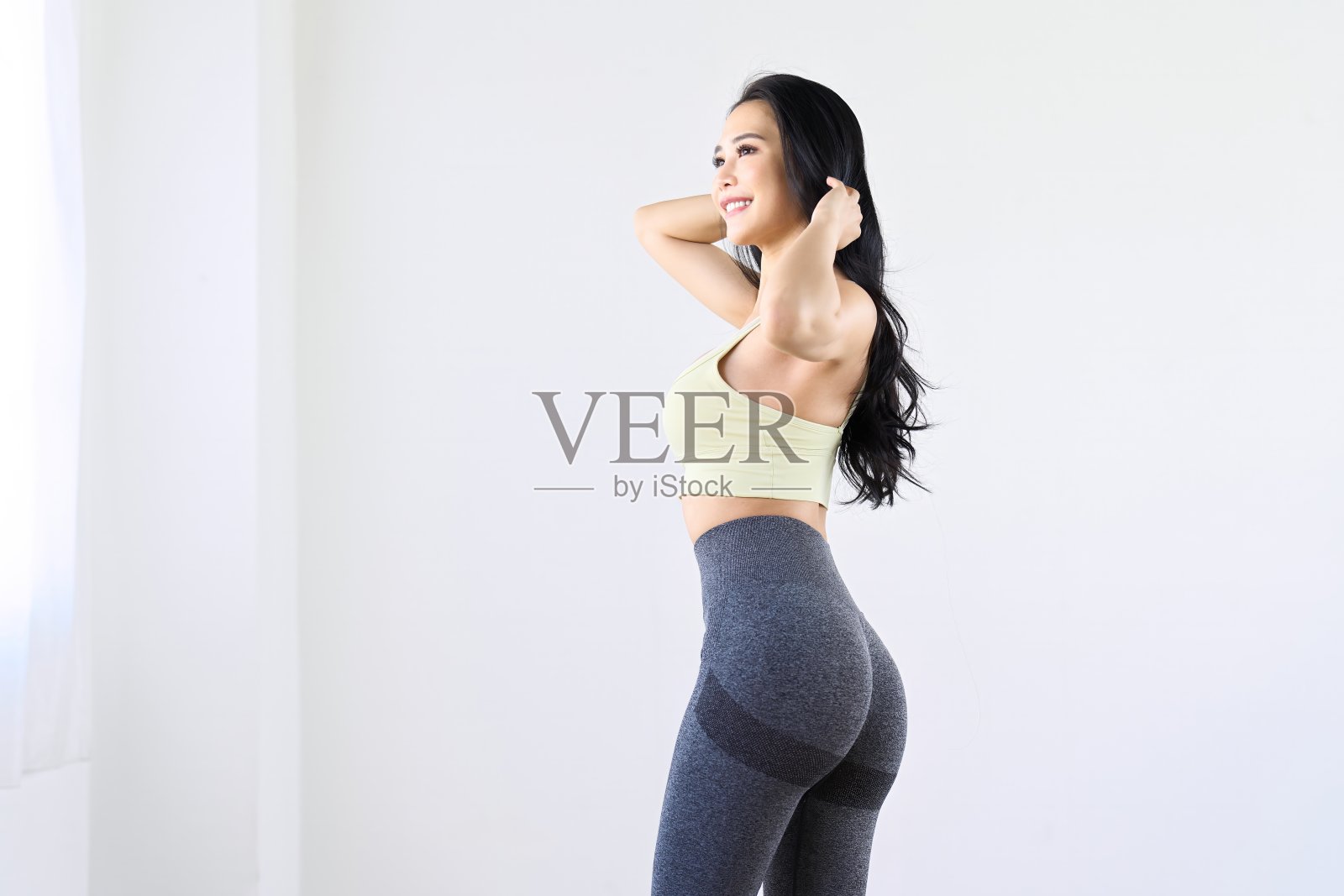 一个女人的肖像与臀部提升的形象照片摄影图片