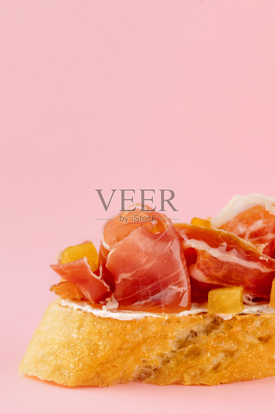 宏意式烤面包在一个粉红色的背景照片摄影图片