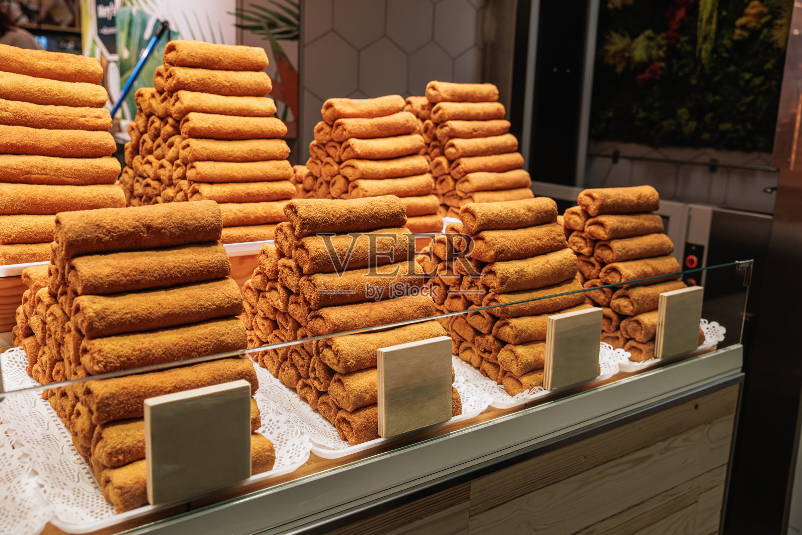 市场摊位上的佛兰明鲜肉卷配火腿照片摄影图片