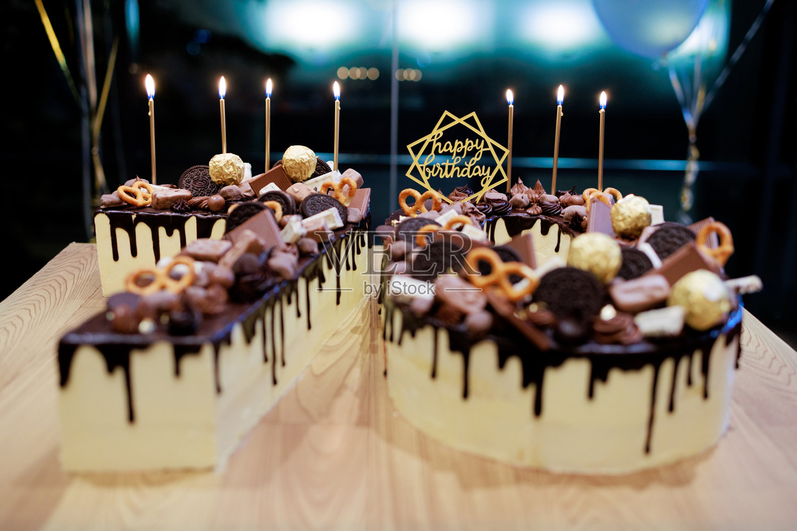 一个特写镜头拍摄了一个70岁生日蛋糕,上面装饰着一个金色的“生日快乐”标志。照片摄影图片