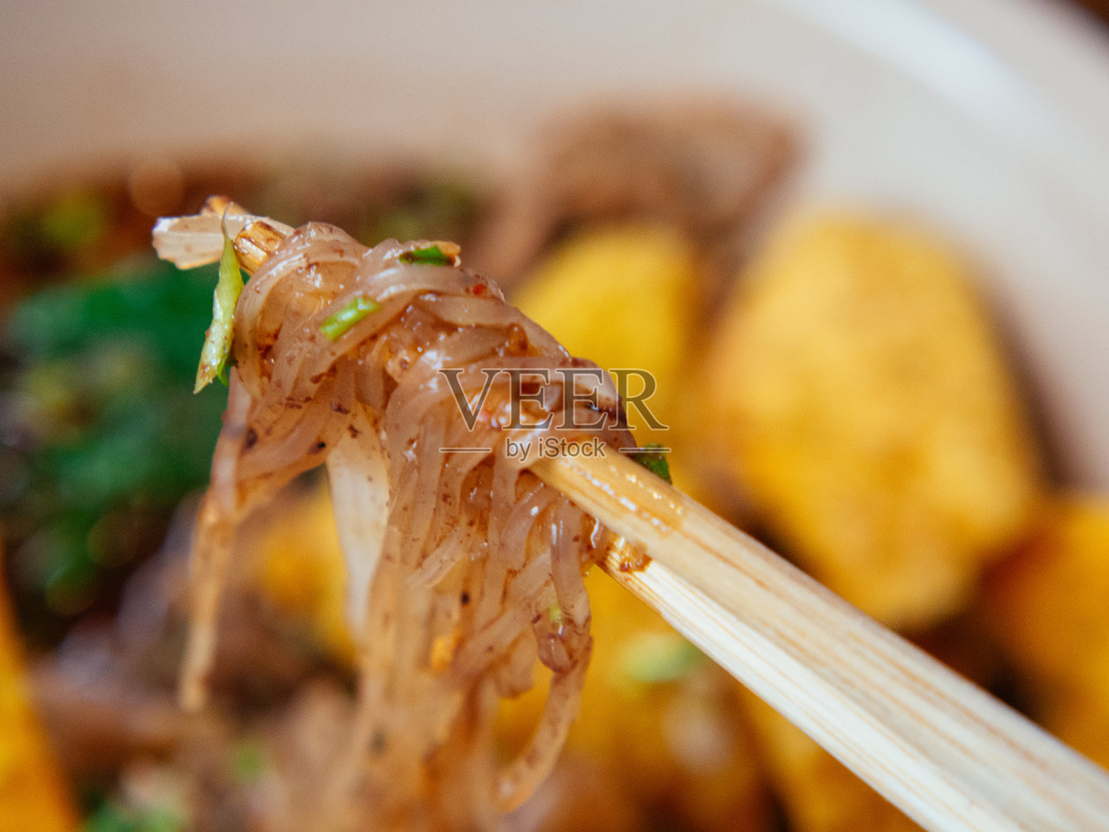 泰式黑汤面照片摄影图片