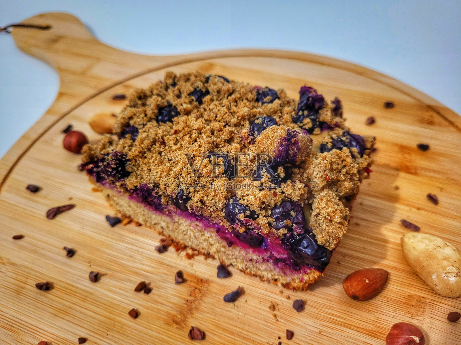 手工葡萄库卡(甜面包)由杏仁,栗子,榛子,可可和香料制成照片摄影图片