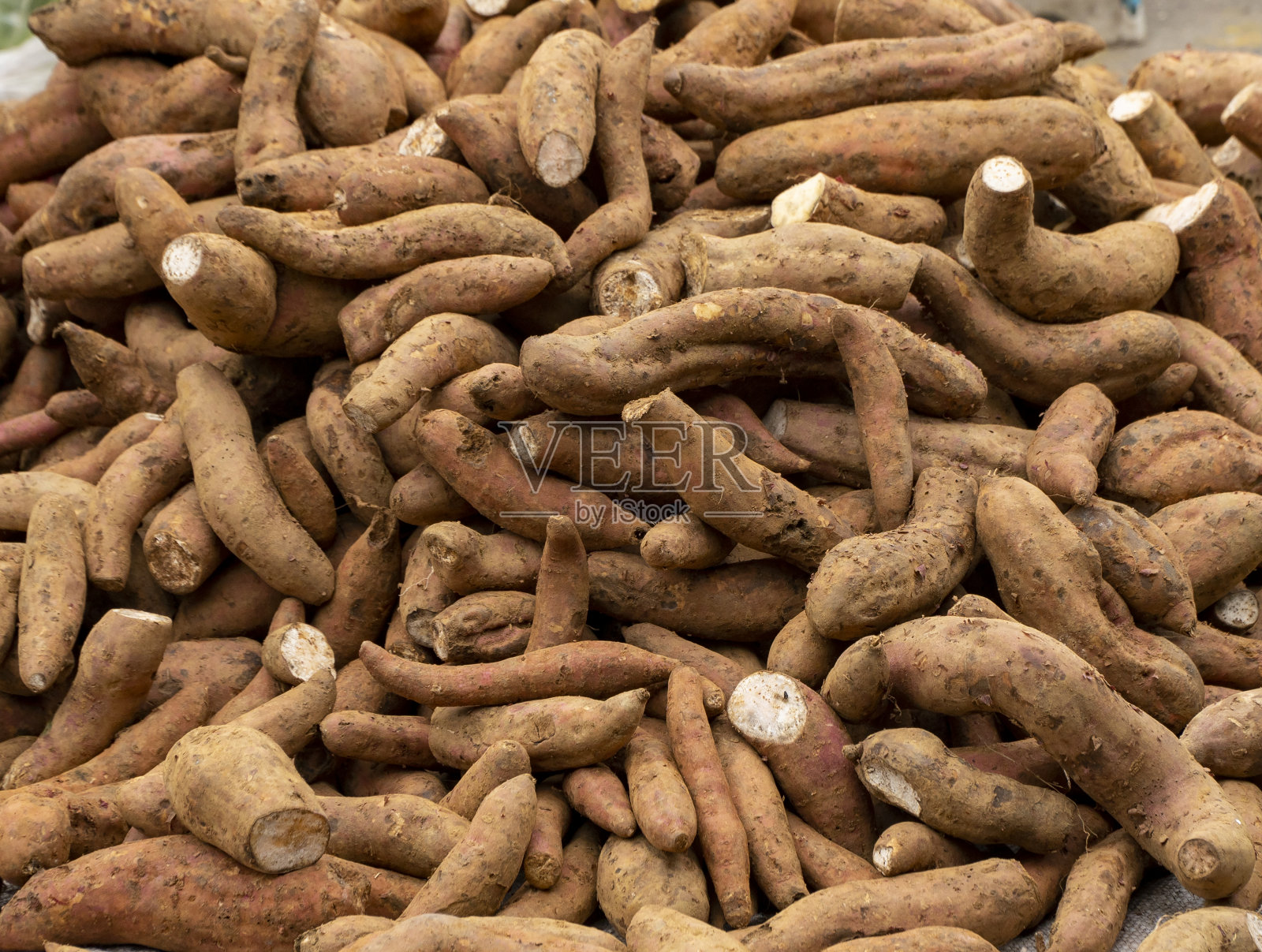 这些土豆在后江省的农村市场Vi Thanh市场出售照片摄影图片