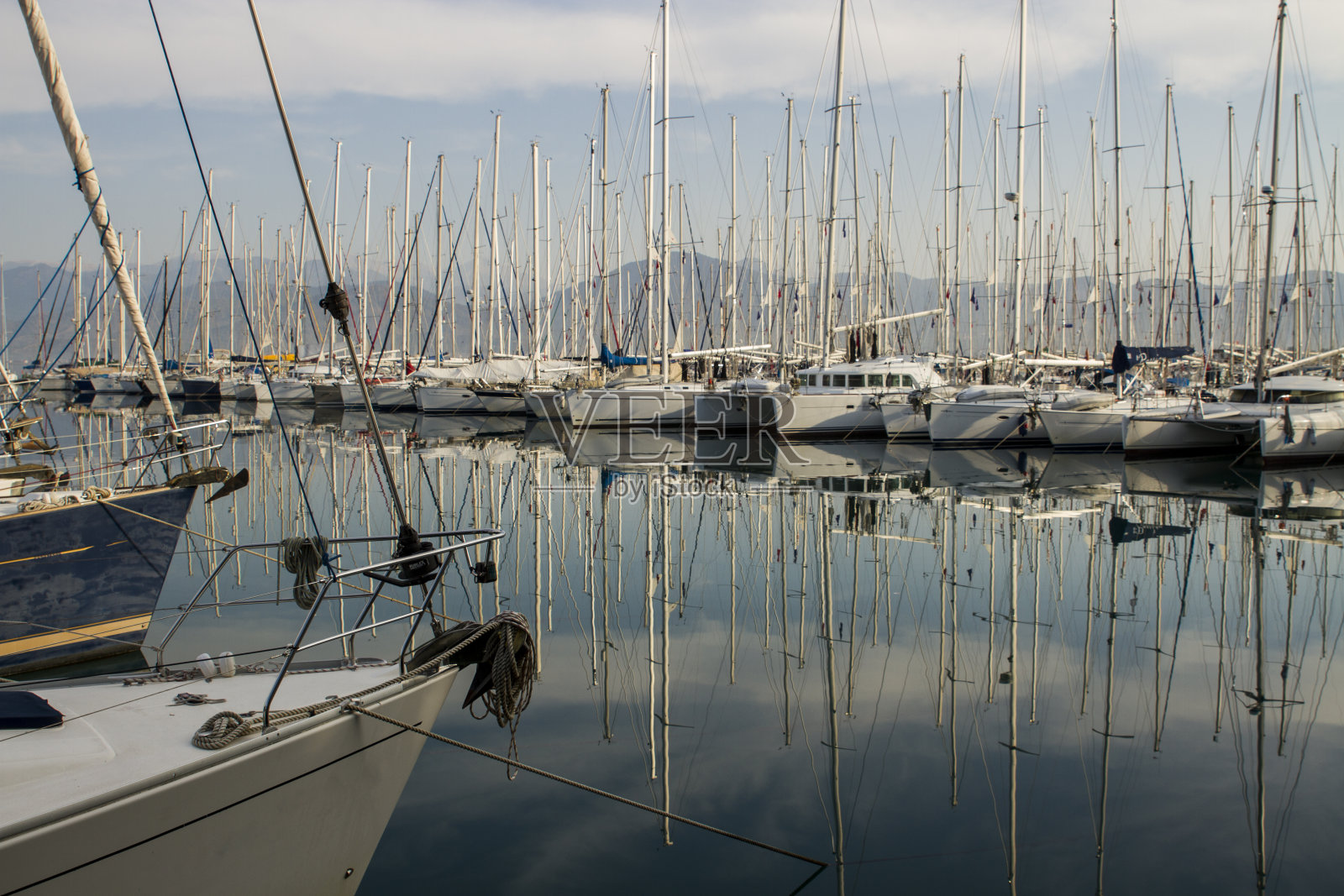 一大群船在码头等着照片摄影图片