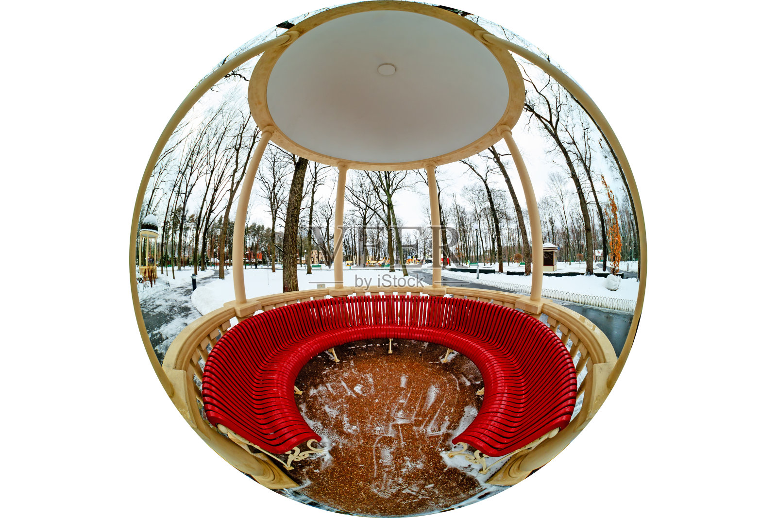 180度广角视角。公园里有一个有柱子和长凳的凉亭。通过圆形镜头拍摄的照片照片摄影图片