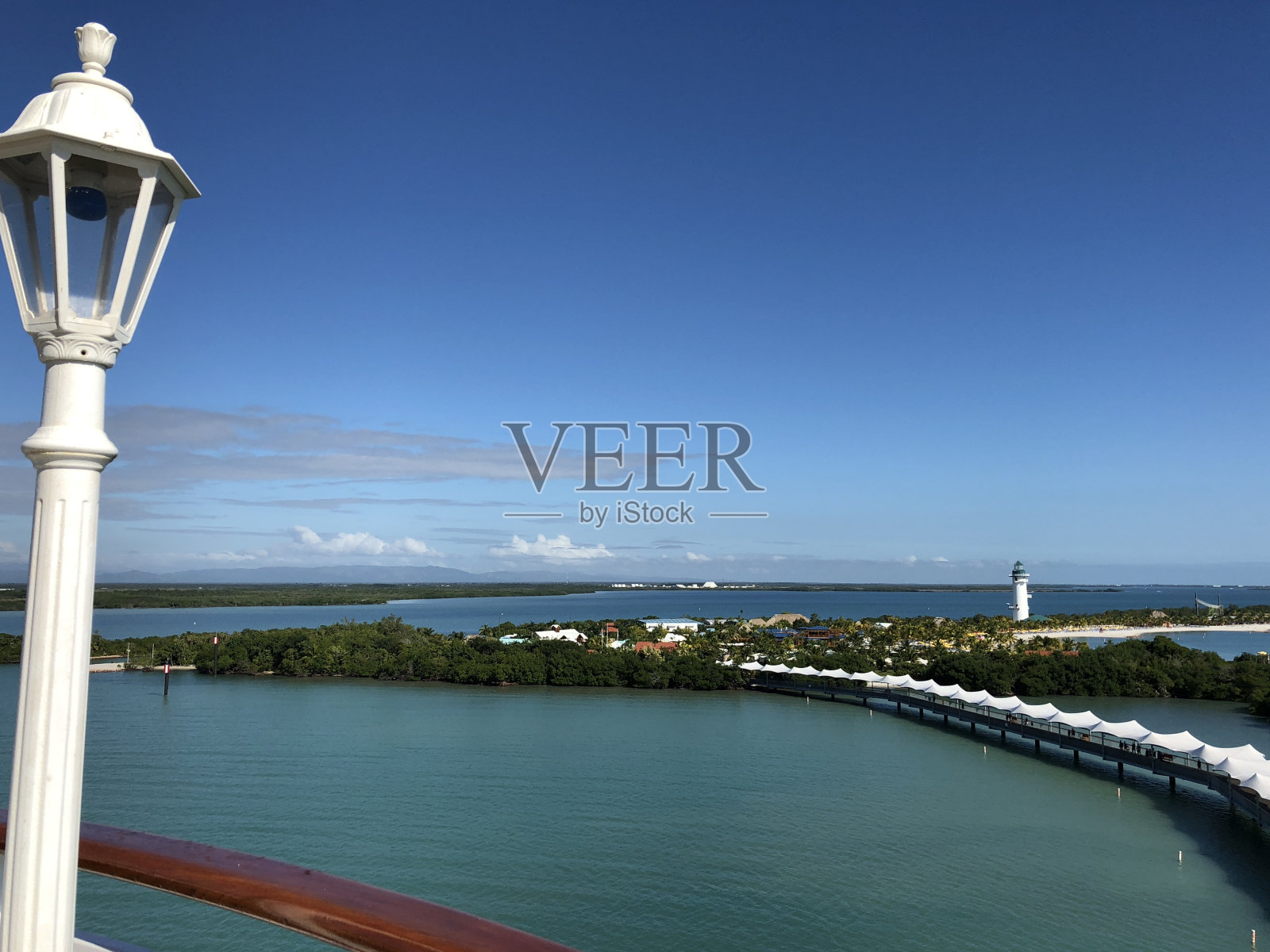 从一艘船的甲板上看到的伯利兹丰收礁的广角镜头。照片摄影图片