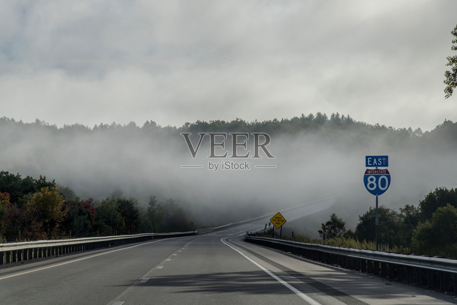 美国宾夕法尼亚州克利尔菲尔德附近的I-80高速公路照片摄影图片