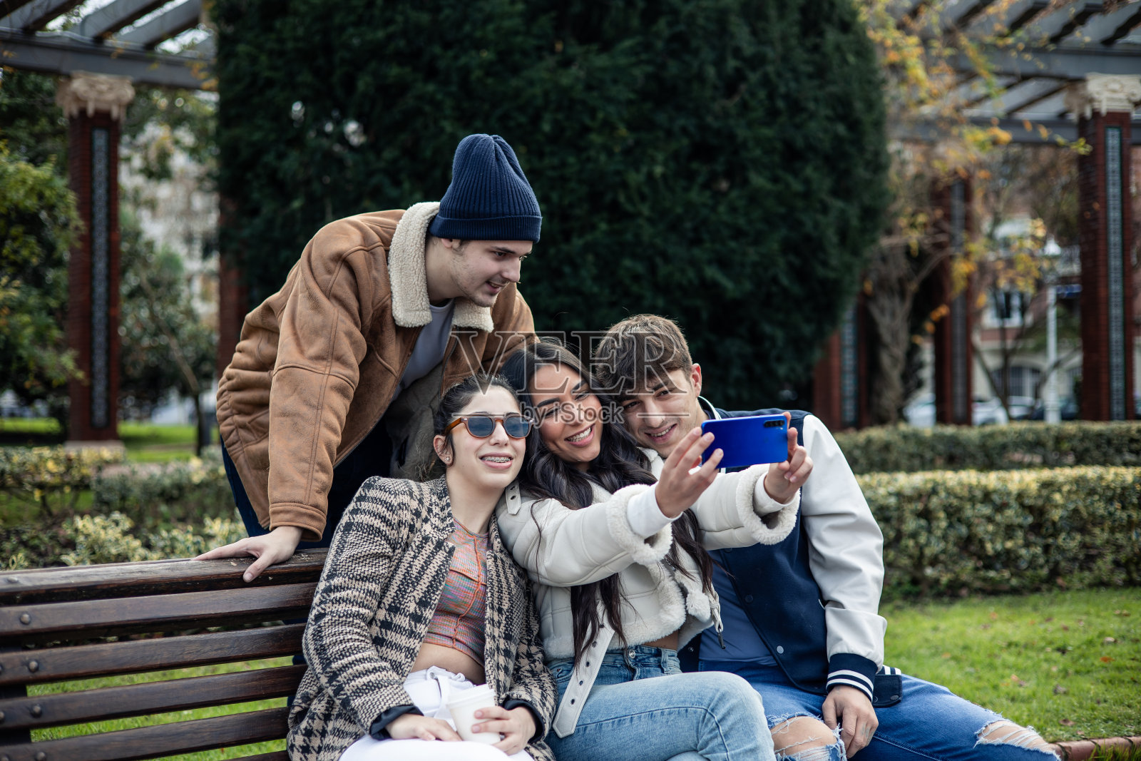一群四个朋友在自拍照片摄影图片