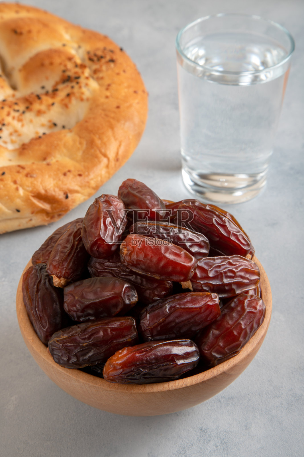 传统的开斋餐桌上有枣、水果、橄榄和斋月皮塔饼照片摄影图片