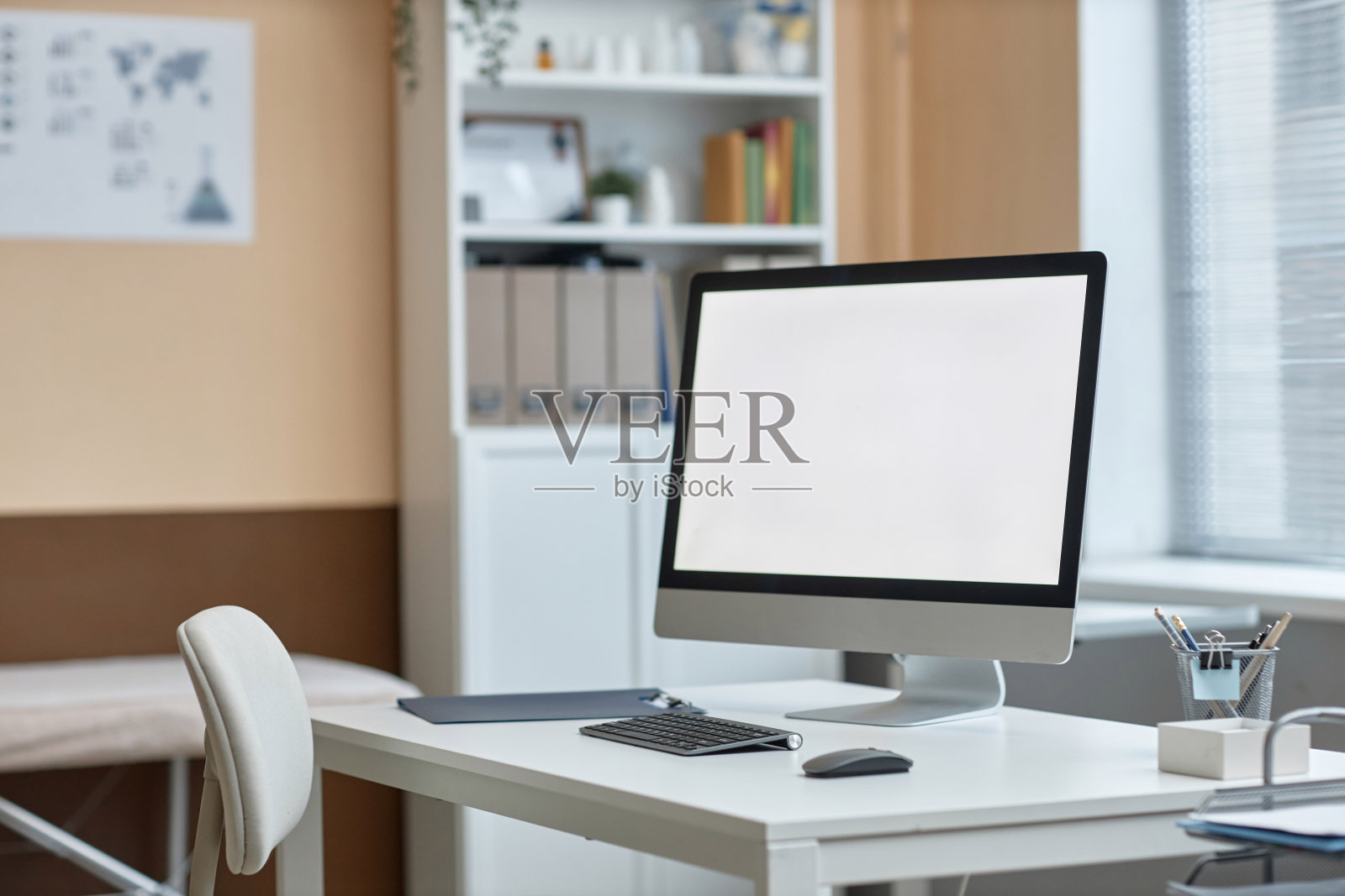 医生桌上的工作电脑照片摄影图片