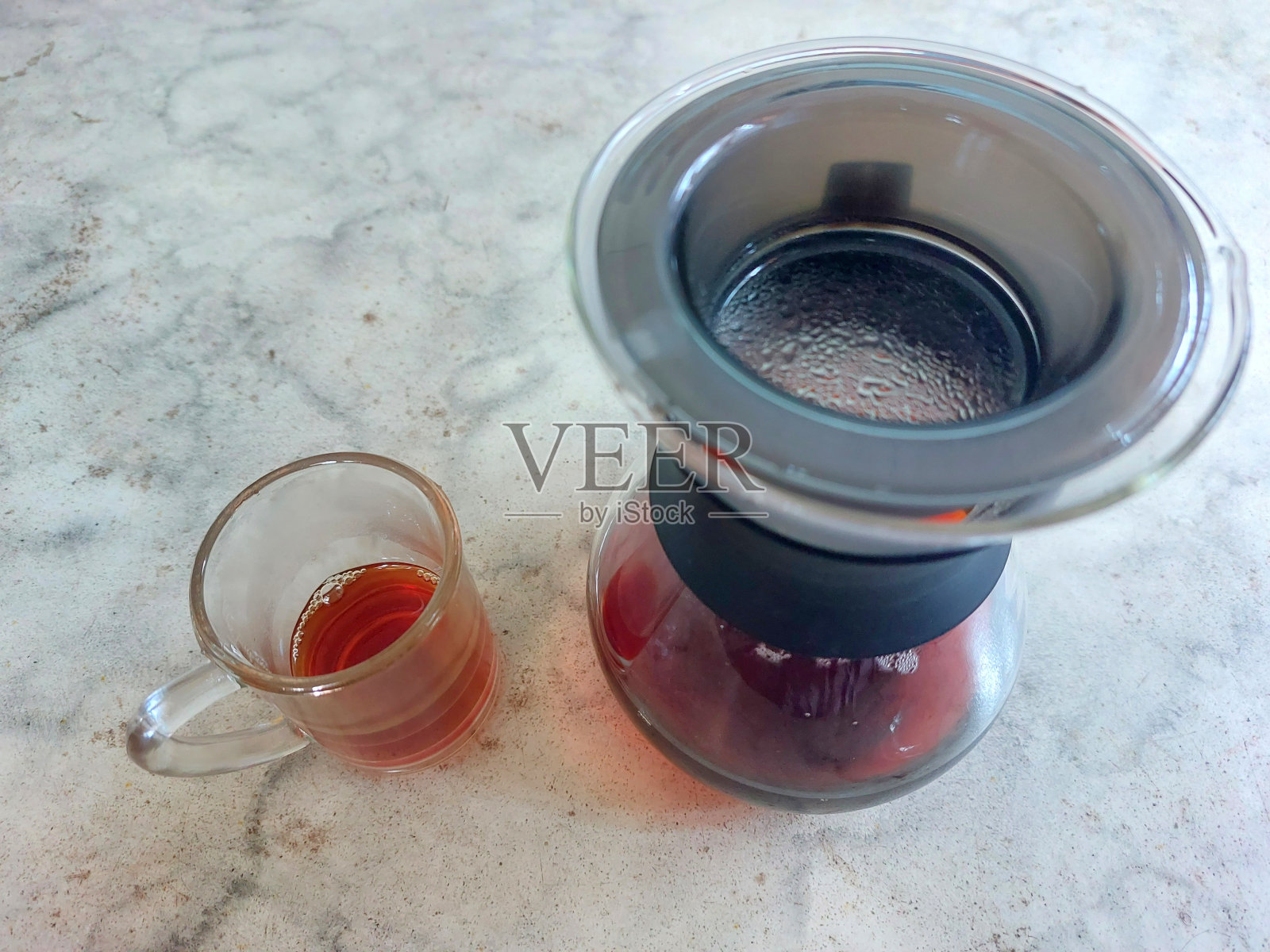 用咖啡壶和一杯咖啡提供咖啡照片摄影图片