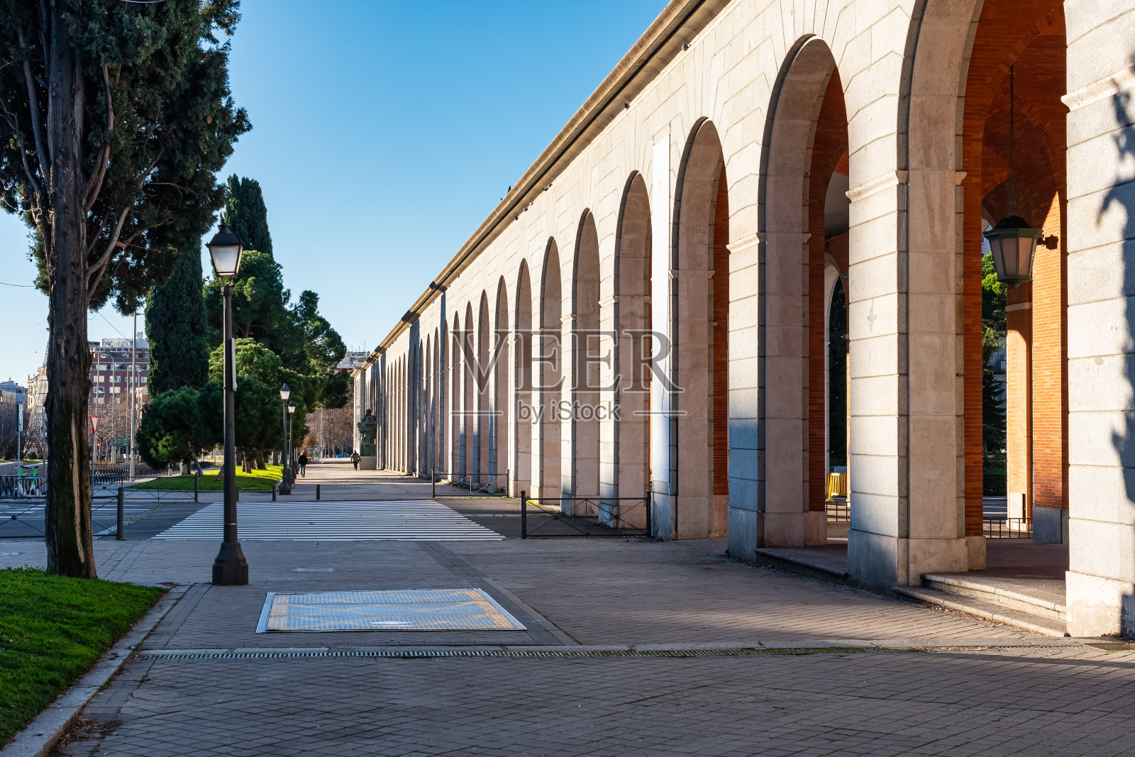 西班牙马德里卡斯泰拉纳大道上新部会大楼的拱门。照片摄影图片