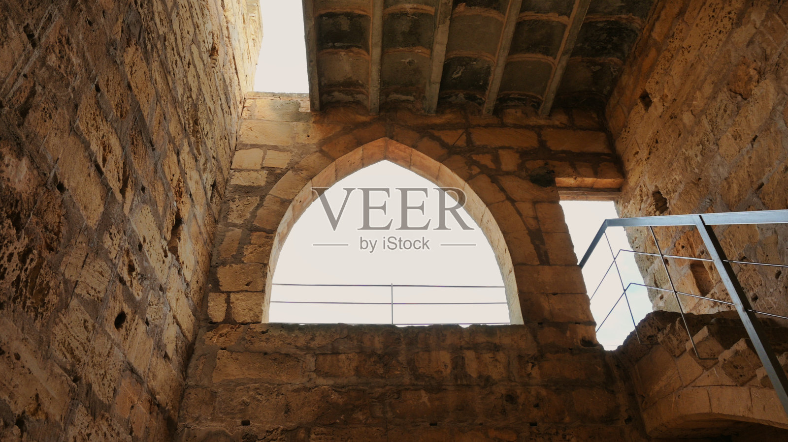 阿尔库迪亚镇的中世纪城墙照片摄影图片