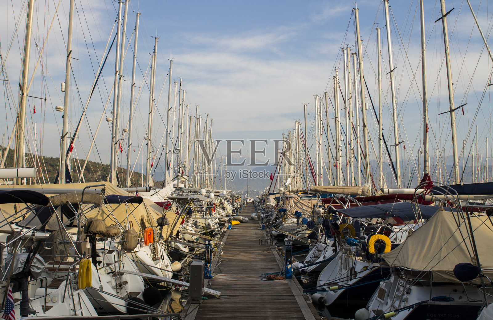一大群豪华游艇在码头等候照片摄影图片
