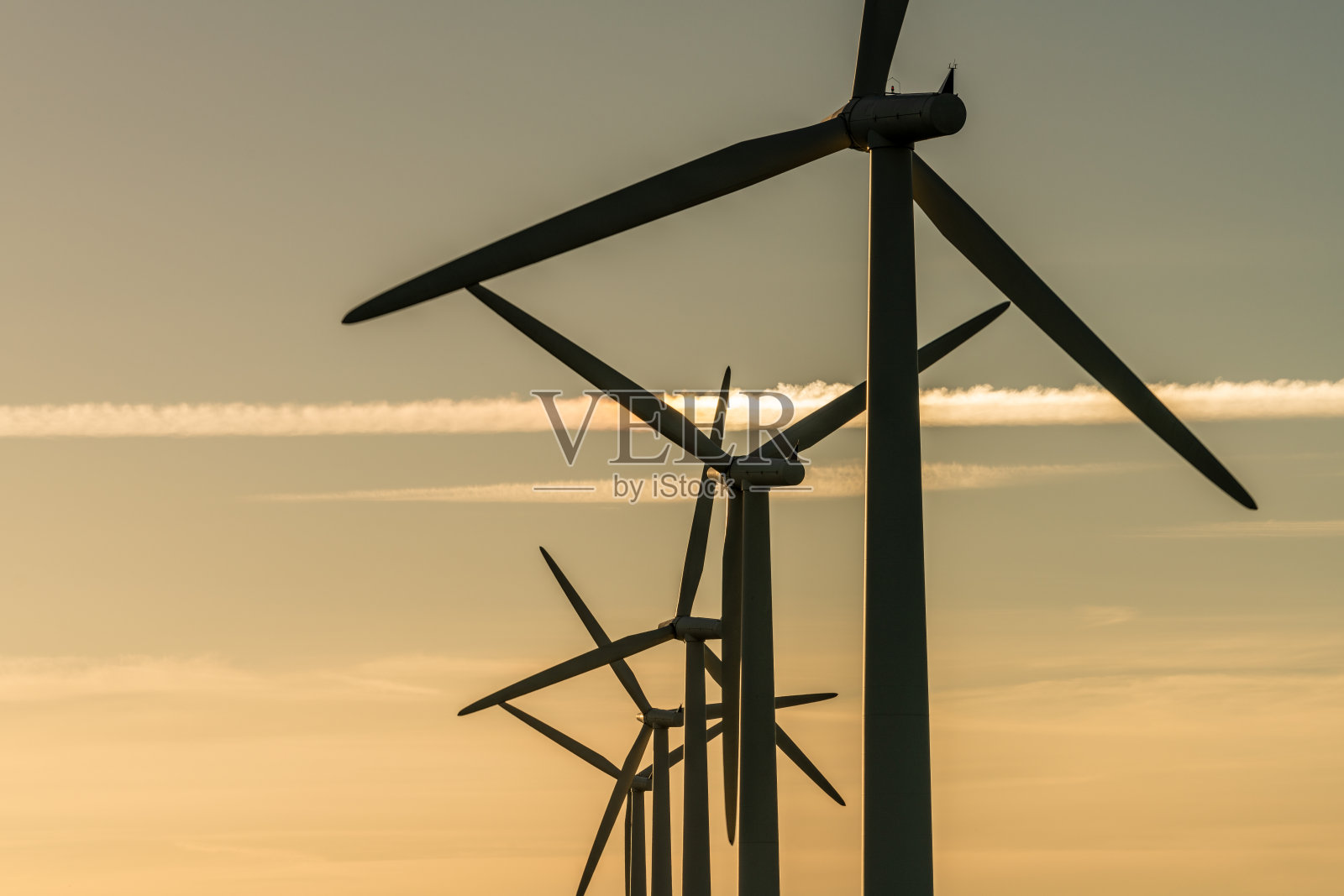 风力发电厂的风力发电机照片摄影图片