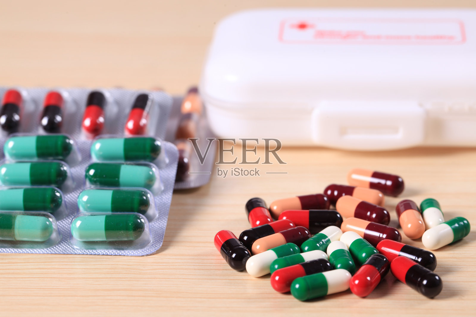 医药和健康。胶囊的特写。不同种类的药物照片摄影图片