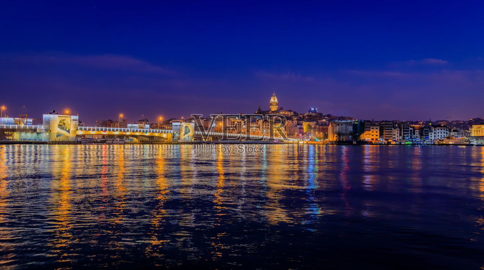 博斯普鲁斯海峡经过加拉塔桥,加拉塔塔在日出在伊斯坦布尔,土耳其照片摄影图片