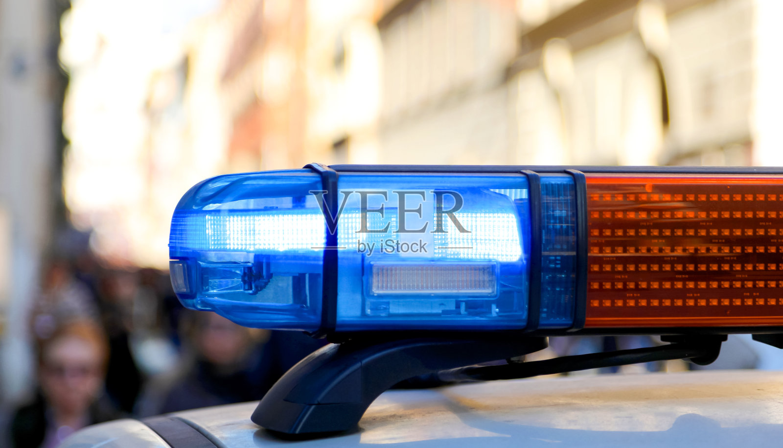 为了城市安全,一辆警车在路障处鸣笛照片摄影图片