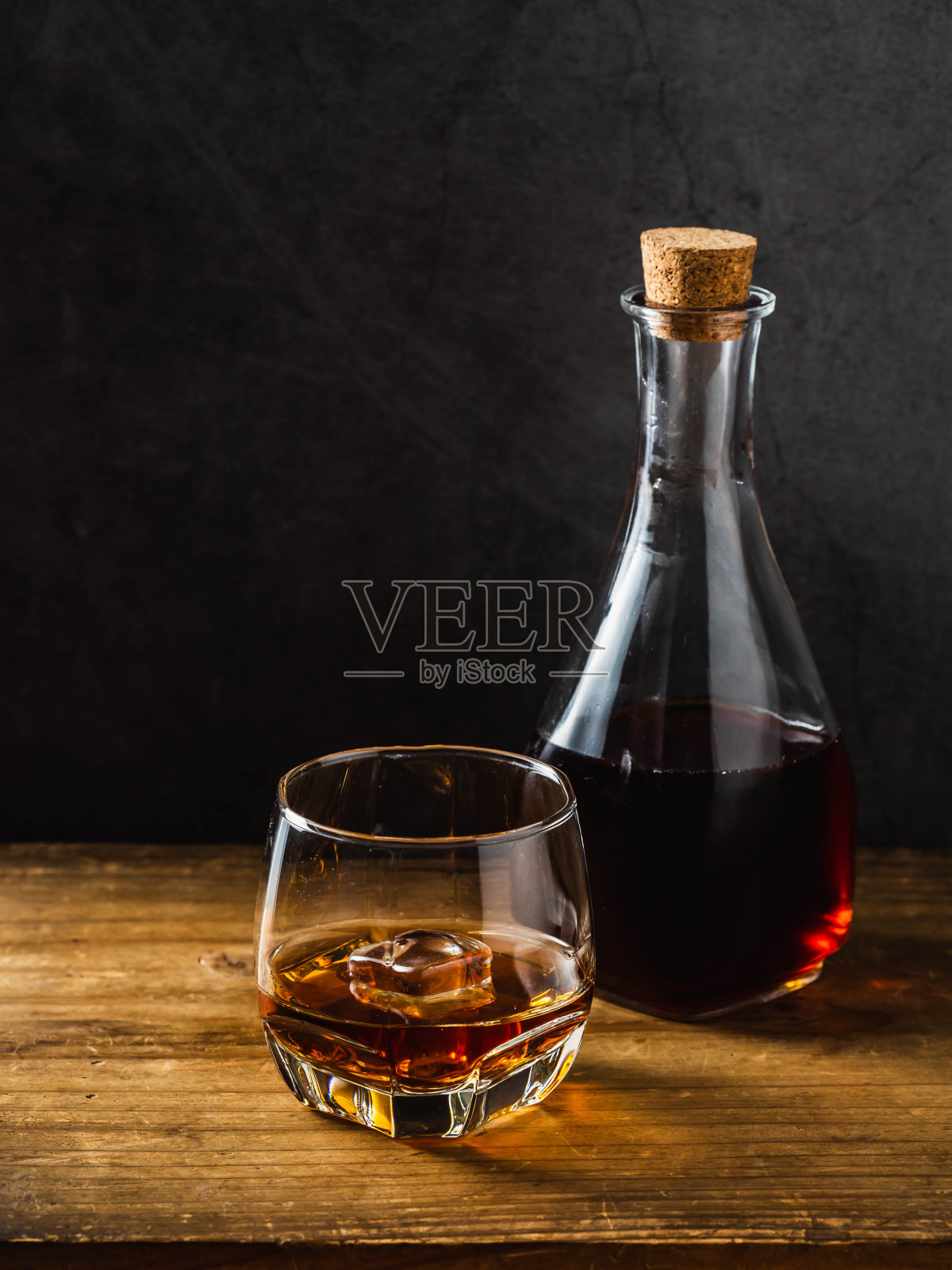 木桌威士忌照片摄影图片