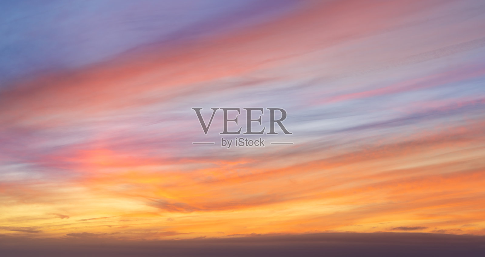 彩色日落天空背景与橙色金色的云照片摄影图片