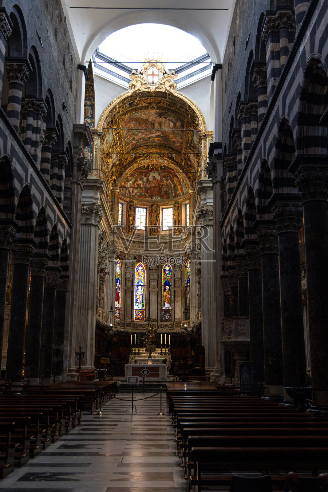 这张照片摄于意大利热那亚的圣洛伦佐大教堂照片摄影图片