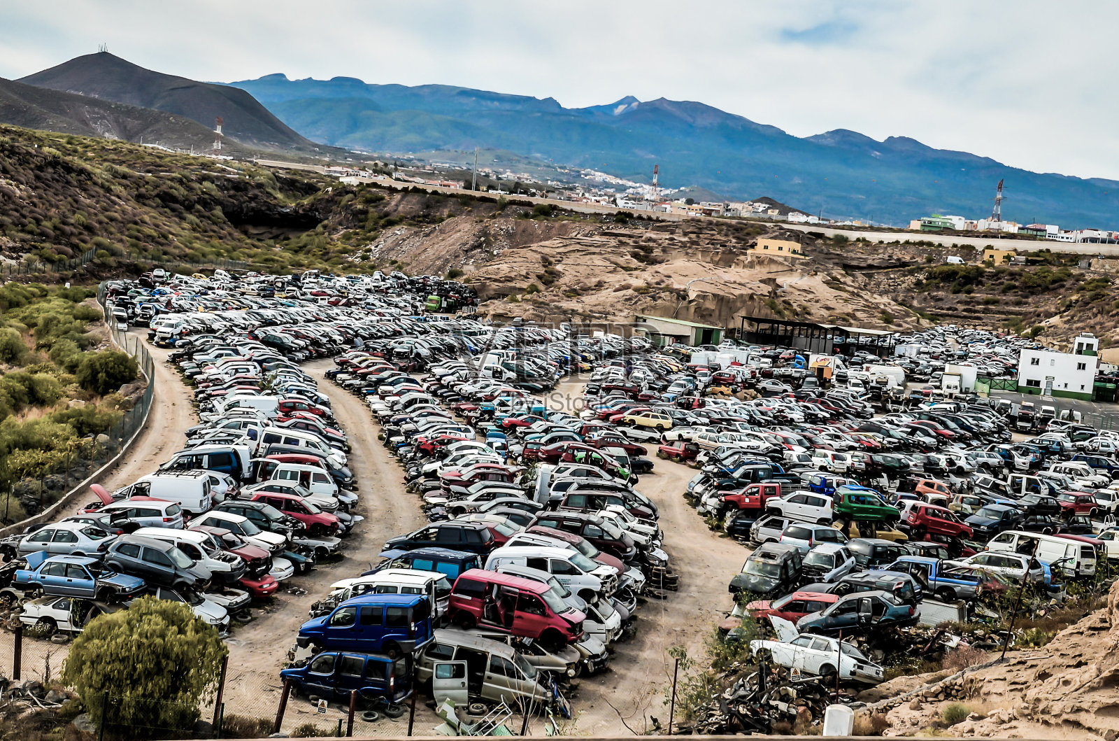 垃圾场上的旧汽车照片摄影图片