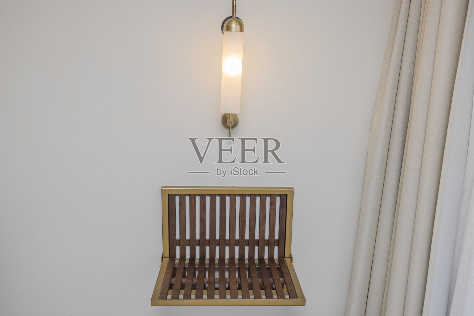 旅馆房间里放紧凑行李的木质悬架的特写。库拉索岛。照片摄影图片