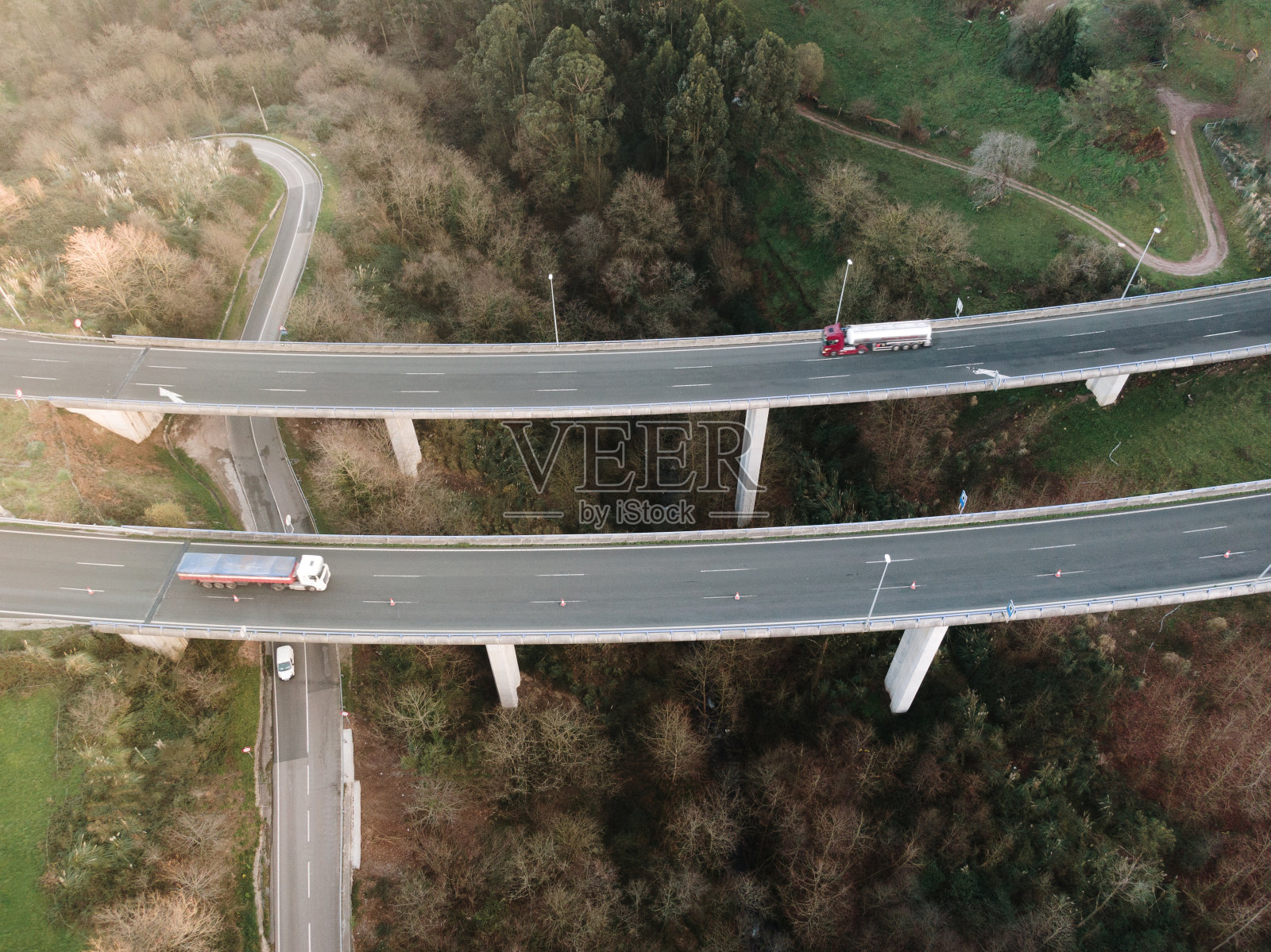 高架桥上的高速公路照片摄影图片