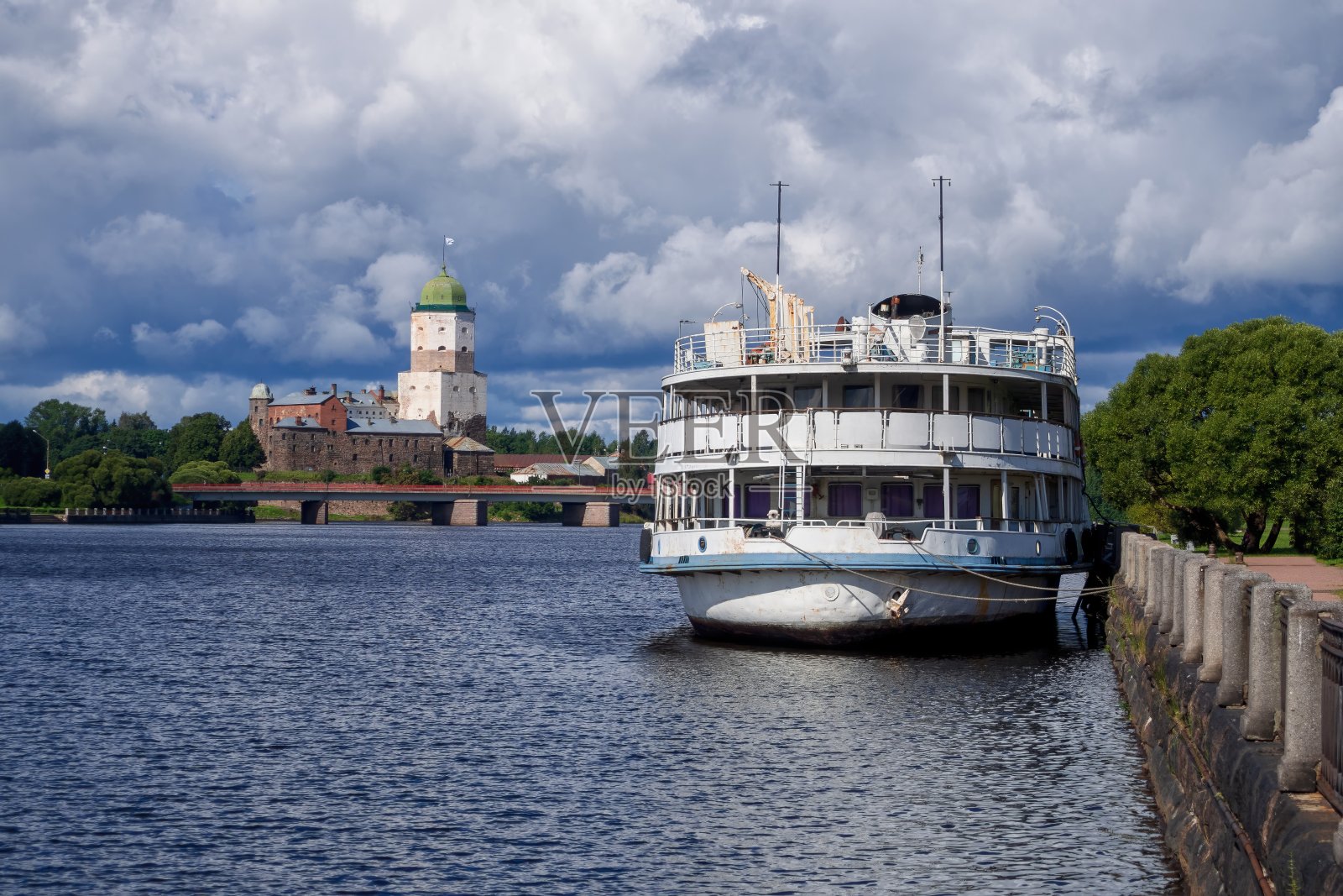 船酒店的背景是维堡的老城堡。照片摄影图片