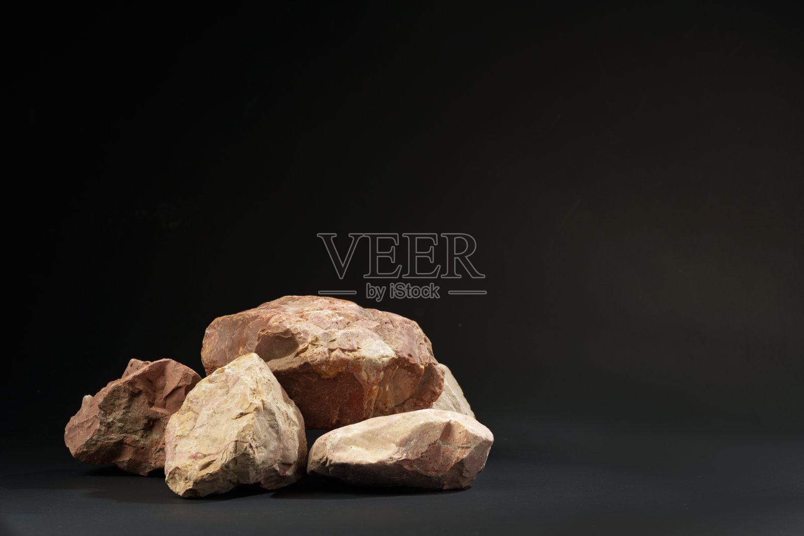 黑色背景的花岗岩片工作室拍摄照片摄影图片