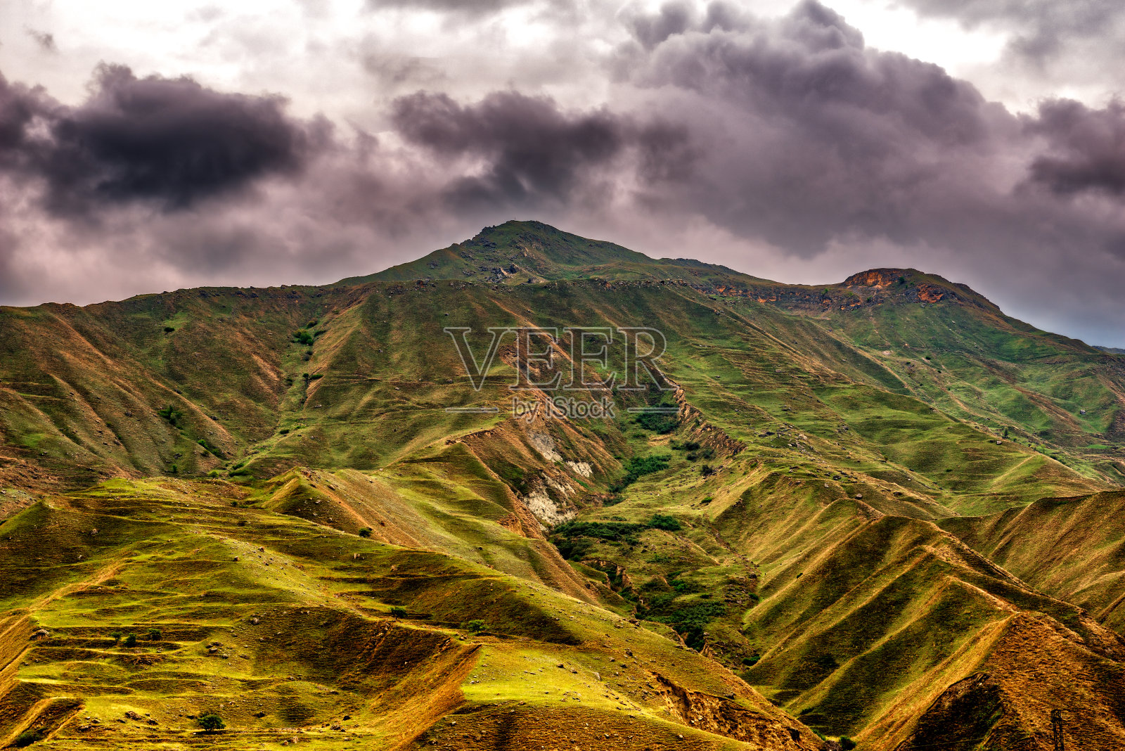 达吉斯坦高加索山脉的春天景观与雷雨云照片摄影图片