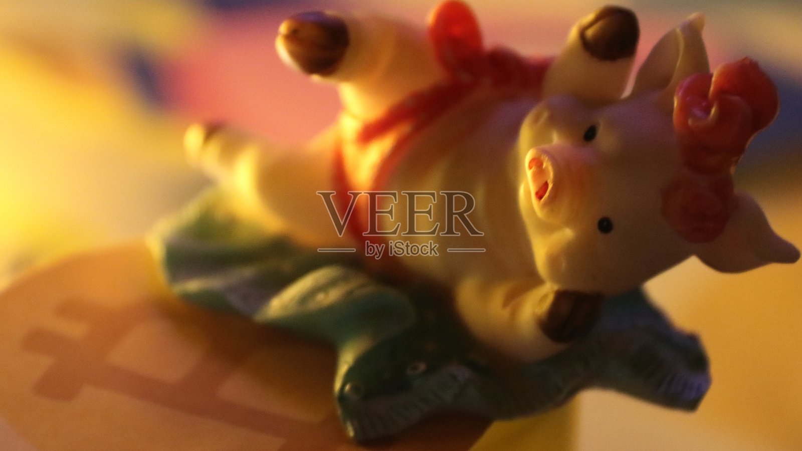 储蓄罐和钱照片摄影图片