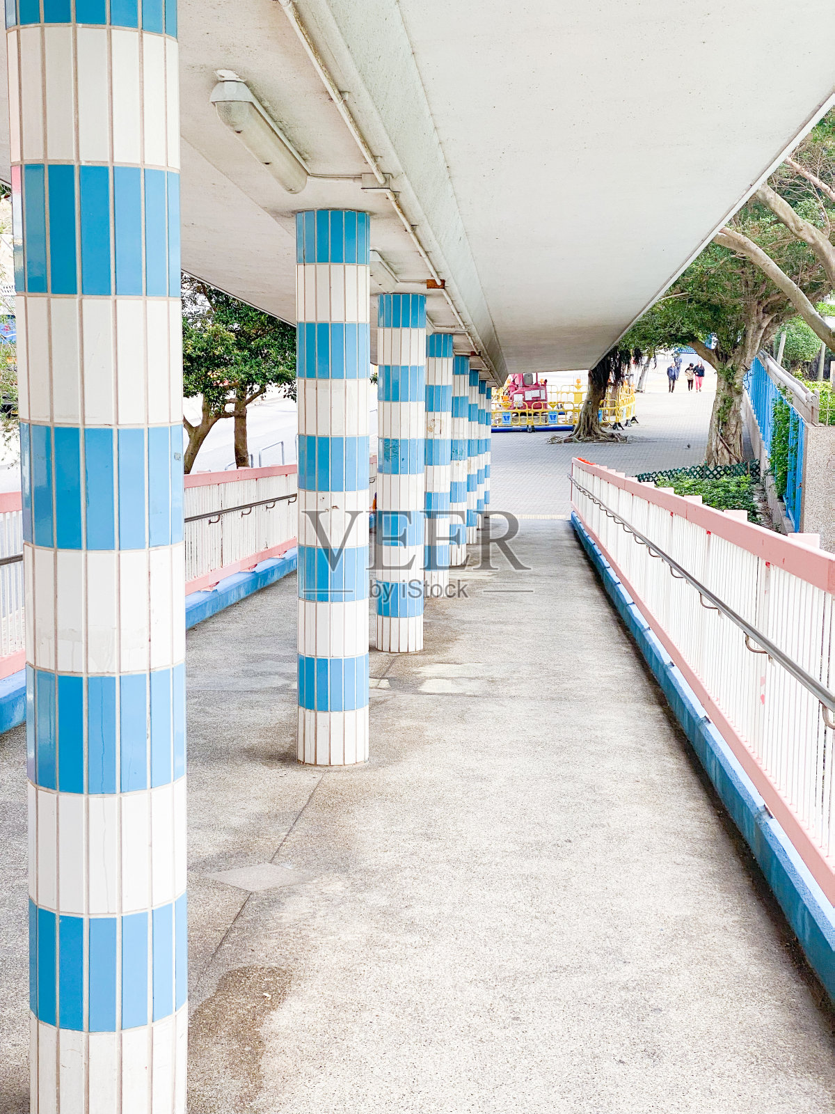 桥下五彩小路照片摄影图片