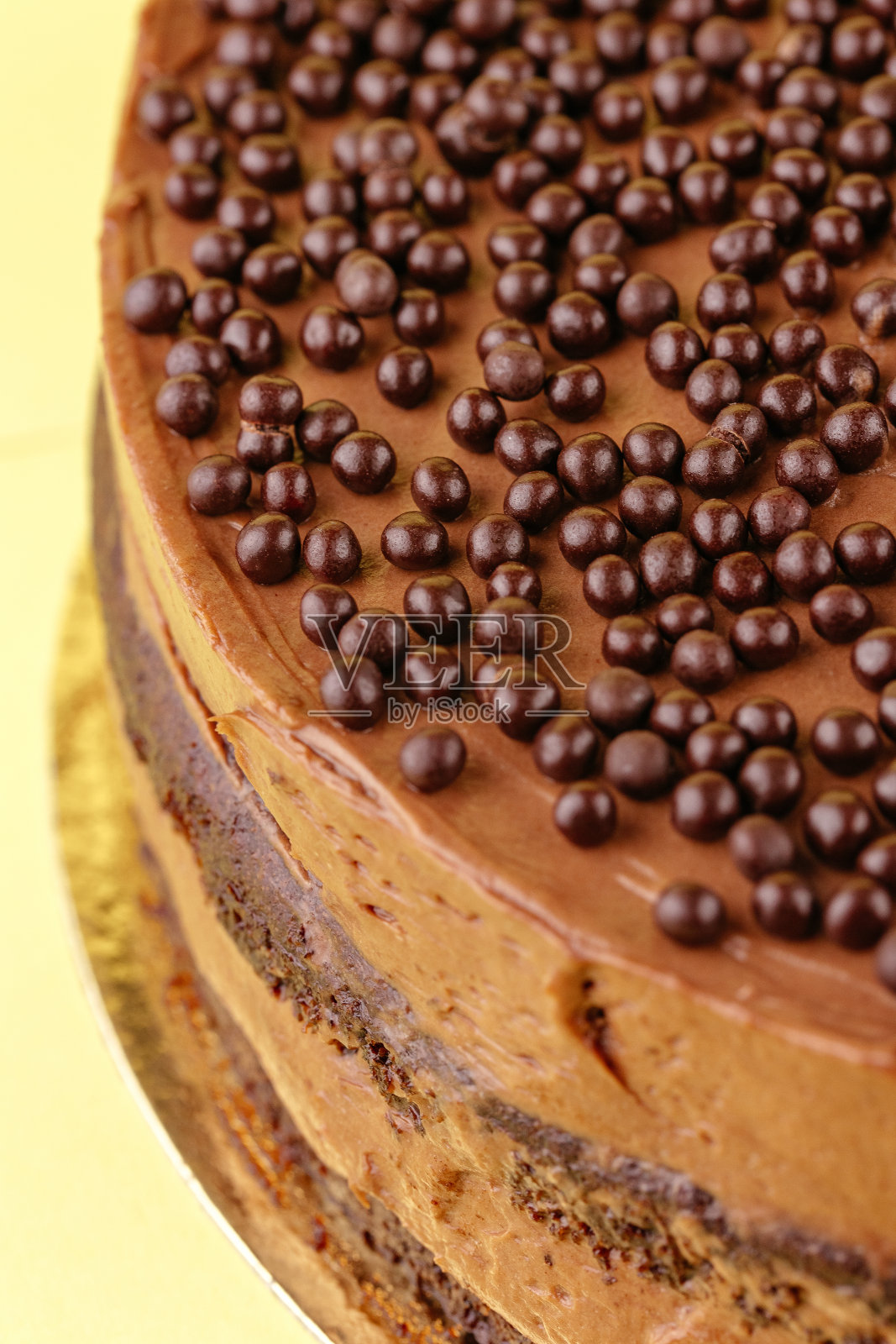 彩色背景上的巧克力甜点照片摄影图片