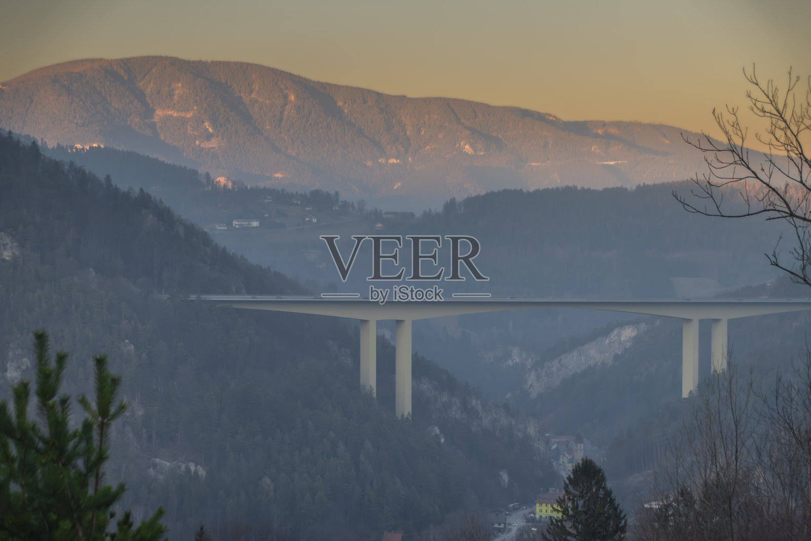 奥地利肖特维恩附近的夜空和山谷照片摄影图片